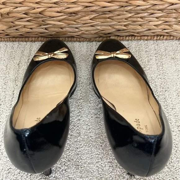 Kate Spade Black Patent Leather Pumps with Gold Bow Size 6.5 - Picture 4 of 13